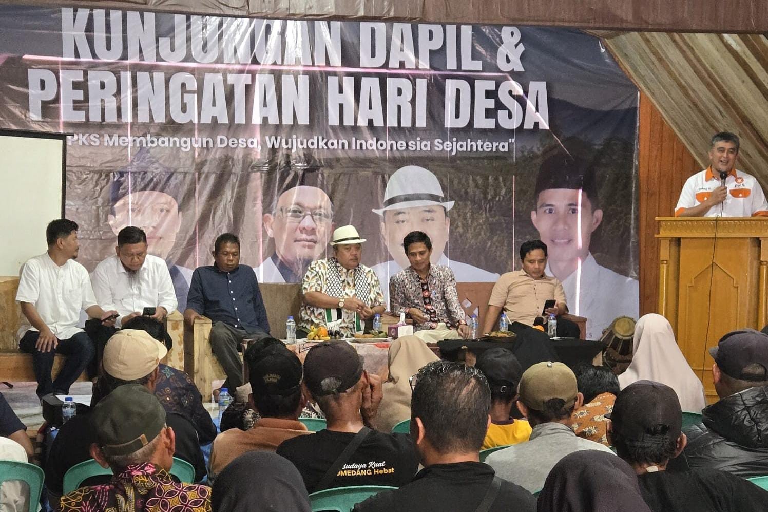 Anggota DPR RI Fraksi PKS Dapil Jawa Barat IX, Ateng Sutisna, saat Kunjungan Daerah Pemilihan sekaligus peringatan Hari Desa di Desa Banjarsari, Jatinunggal, Sumedang, Sabtu (31/1/2026).